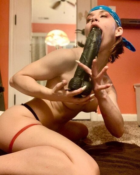 Roanoak adult star img