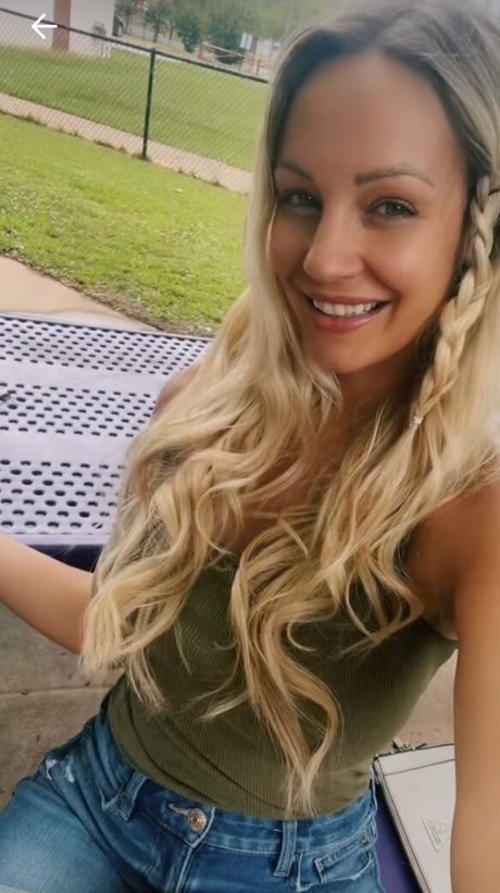 Emerald Kisses pornstar hd pictures