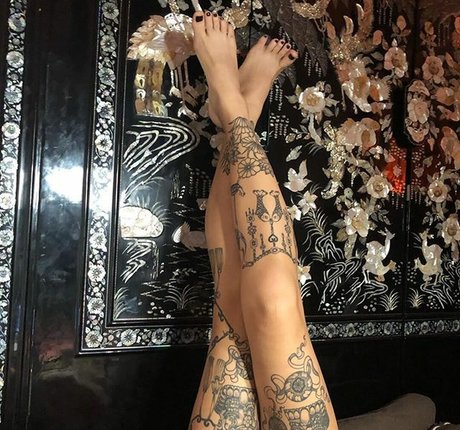 tightcorsetloosemorals star hot photo