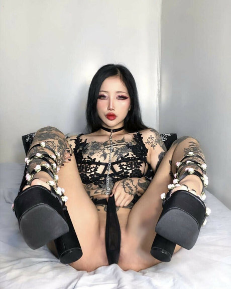 Yenny Zhao model porn images