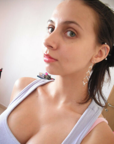 Jennie Naz sexy star pictures