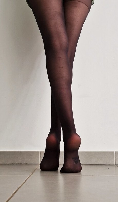 Livie Feet nudes model img