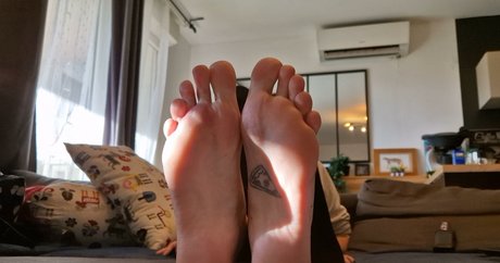 Livie Feet pornstar free picture