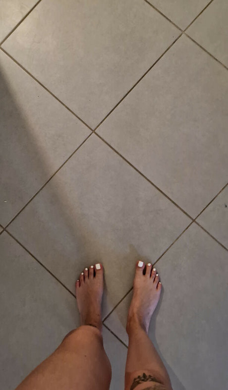 Livie Feet star beautiful photos