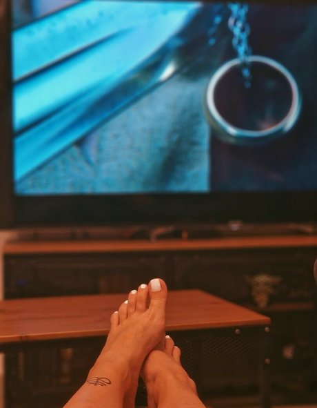 Livie Feet model hot images