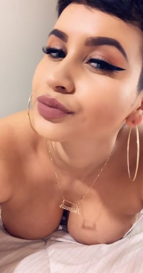 famous female onlyfans nude pictures