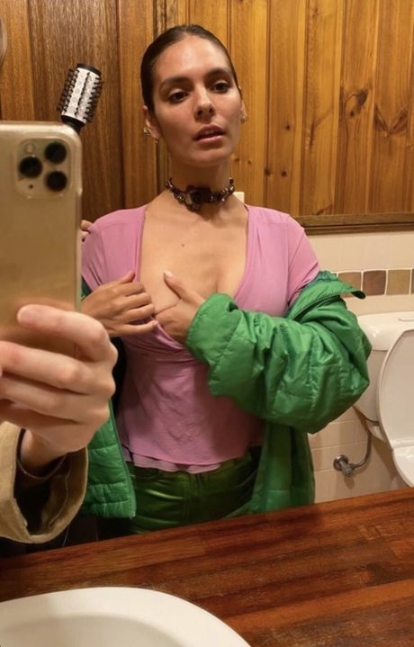 Caitlin Stasey star hot pic