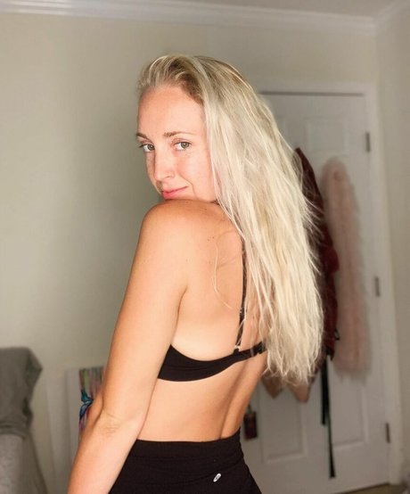 shemale handjob onlyfans free naked photos