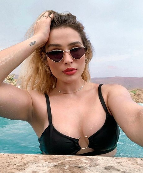 LoryLives pornstar nude img