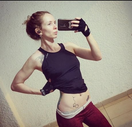 Infy Snow model sex photo