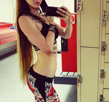 Infy Snow naked star pic