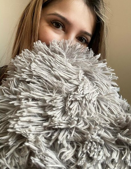 Zara Zahir pretty star img