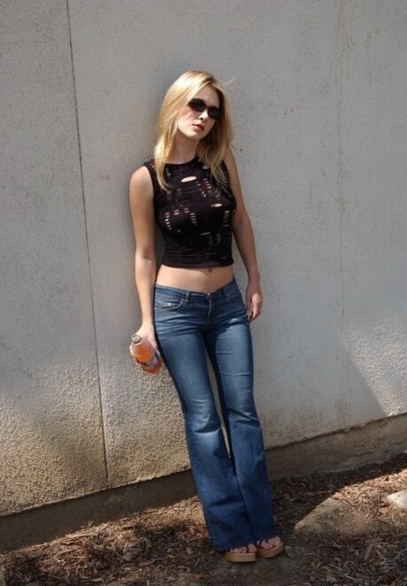 Andrea Lowell hd actress pictures