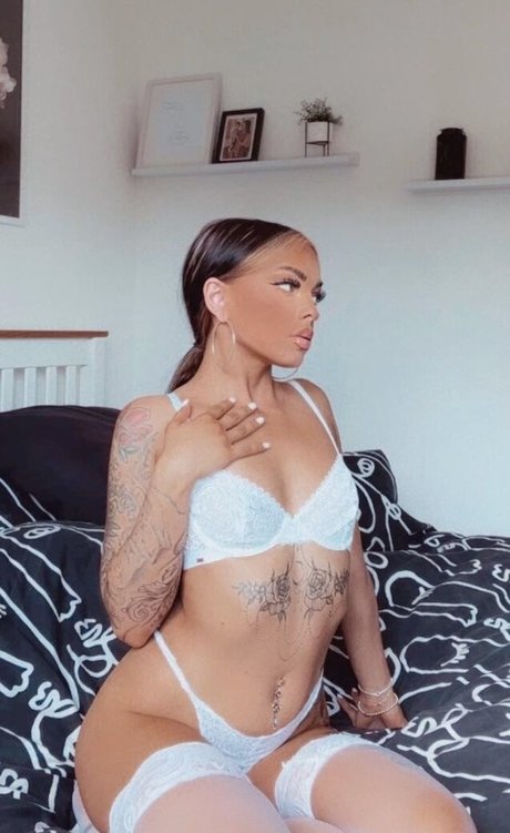 April Downes model pornographic image