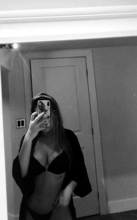 Taylor McCarthy art star photos