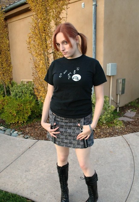 NixiePixel model adult picture