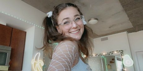 Butternutgiraffe naked model picture