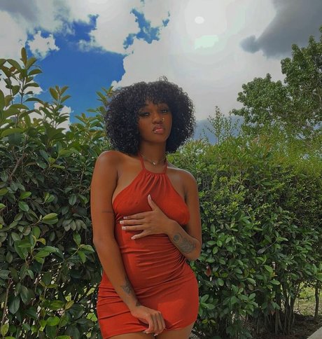 only asia4 hot model img