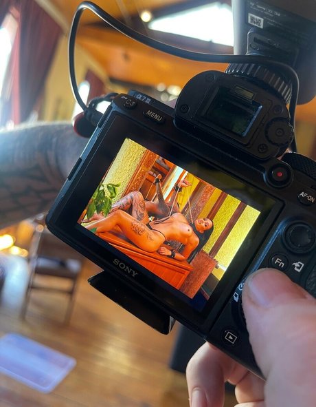 Hayley Vernon naked model pic