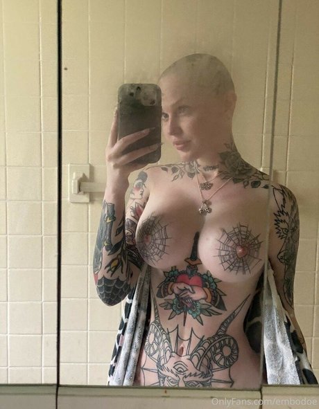 E Boring nude model picture