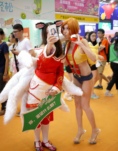 Naomi Sexy Cyborg pretty model picture