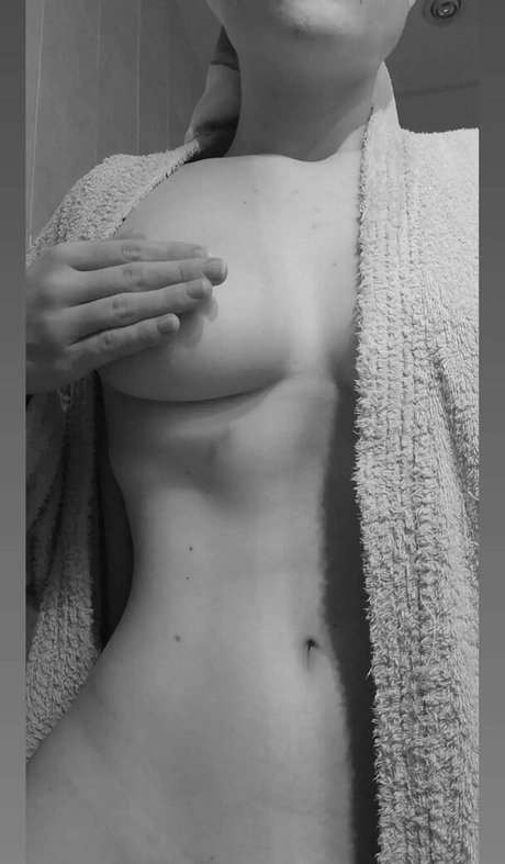 xoxoshawtyxoxo naked model archive