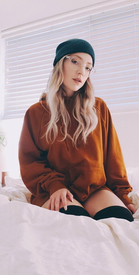 Katiebelle star naked photo