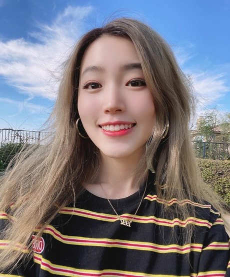 Yoojin free model photos