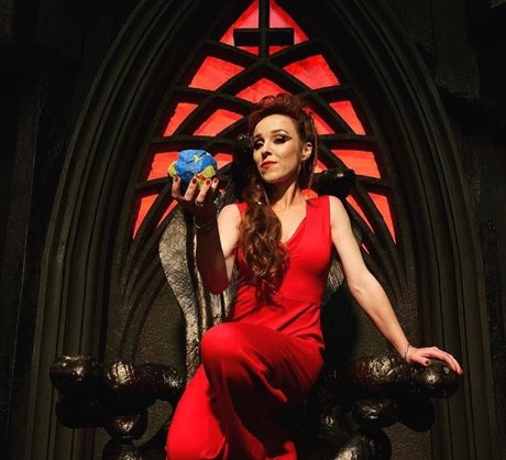 Ruth Connell star naked pic