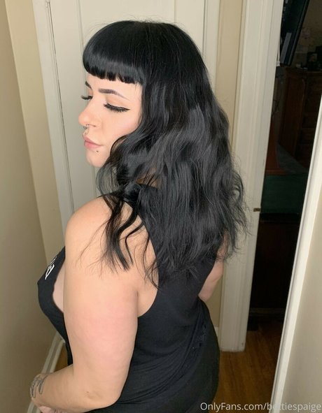 BettiesPaige pretty model image