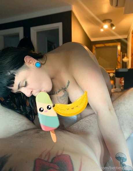 BettiesPaige star sexy photos