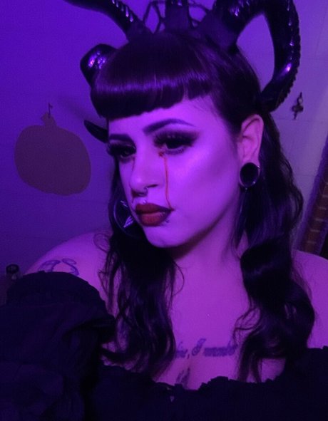 BettiesPaige model pretty pics