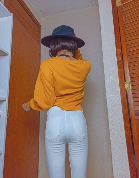 Brunett model naked photo