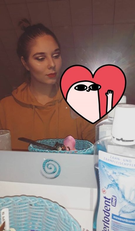 girl onlyfans pornographic pic