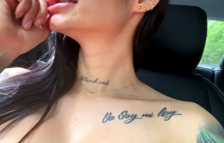 Lara Henao adult model image