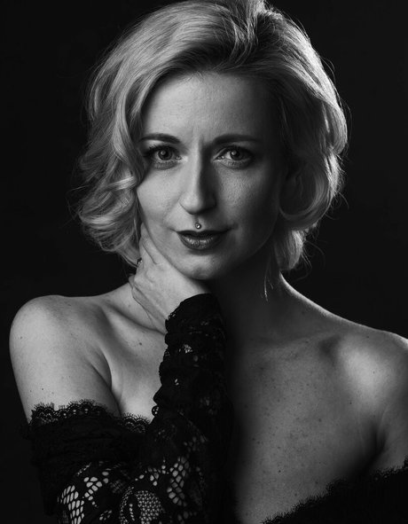 Celinegene nudes model image