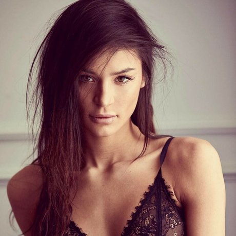 Sandra Dziwiszek hd model pictures