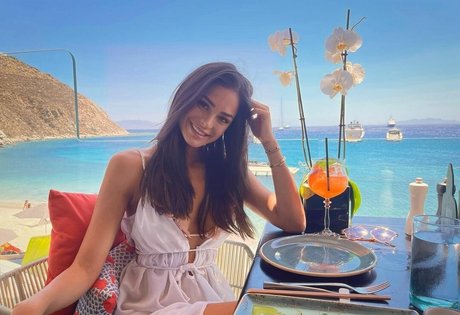 Sandra Dziwiszek sexy actress pictures