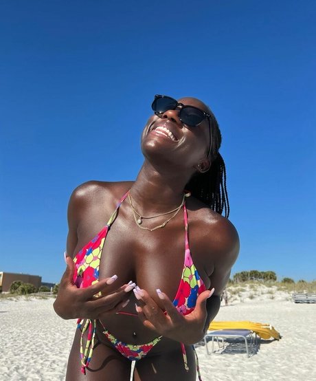 Shellece model best pic