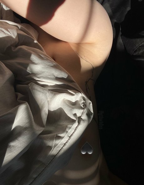 Gthwh0re naked model pic