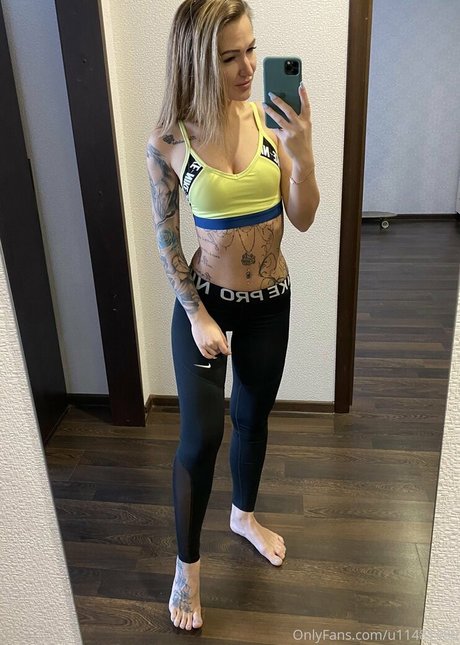 Alterkate naked model picture