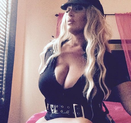 Merraeday model nice image