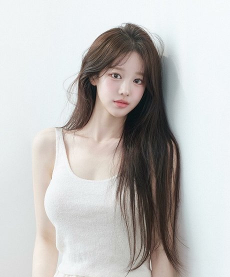 Uzaa model pretty pictures