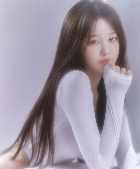 Uzaa model art picture