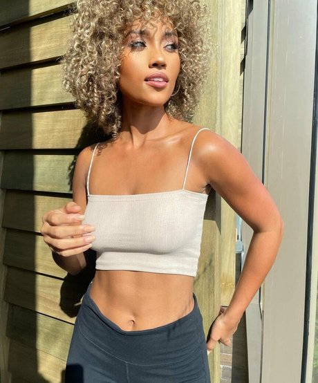 Elle Smith hot actress photo