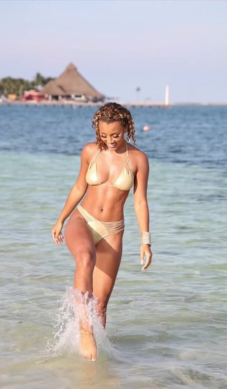 Elle Smith model img