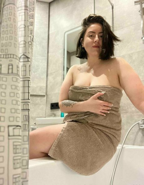 Sweet Buns nude pornstar photo