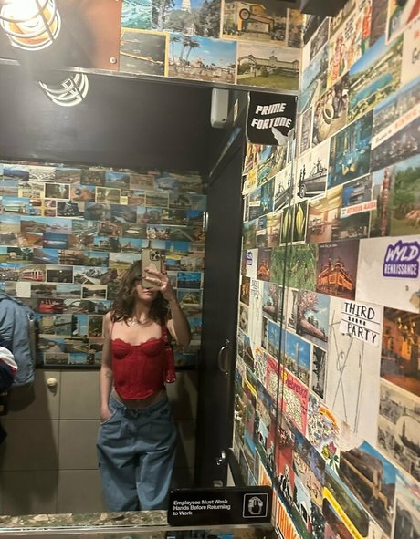 sweetbutsavvy erotic model photo