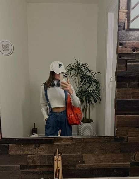 sweetbutsavvy naked star photo