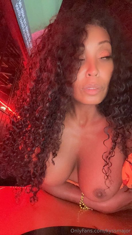 Kisha Chavis_ star top photo